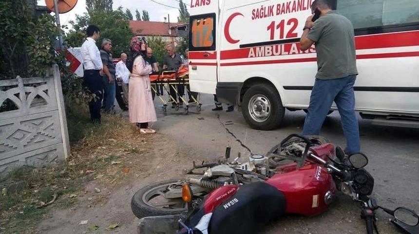 Sakarya&rsquo;da Motosiklet İle Otomobil &Ccedil;arpıştı: 2 Yaralı