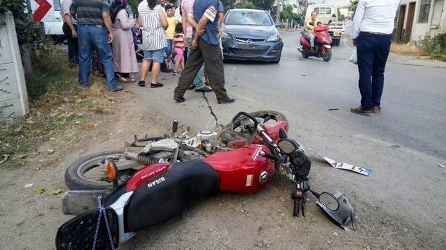 Sakarya’da Motosiklet İle Otomobil Çarpıştı: 2 Yaralı