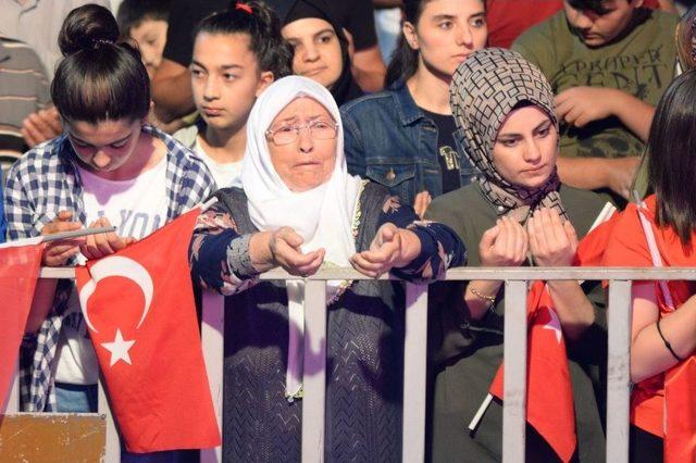 Pursaklarlılar Demokrasi Nöbetinde Meydanları Doldurdu