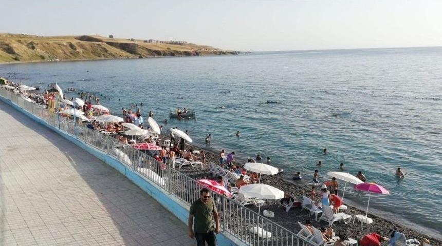 Van’ın İlk Ve Tek Mavi Bayraklı Plajına Yoğun İlgi