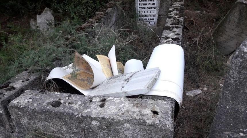 Tarihi Mezarlığa Atılan Kitaplar Tepki &Ccedil;ekti
