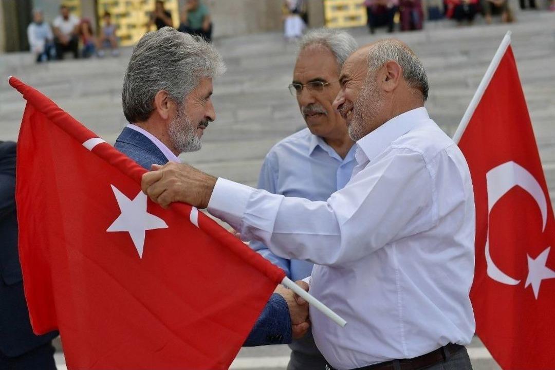 Başkent&rsquo;te Yer G&ouml;k Kırmızı Beyazdı