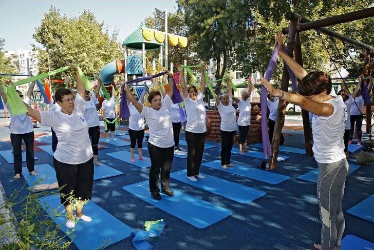 Konak’ta Kadınlar Güne Parkta Sporla Başlıyorlar
