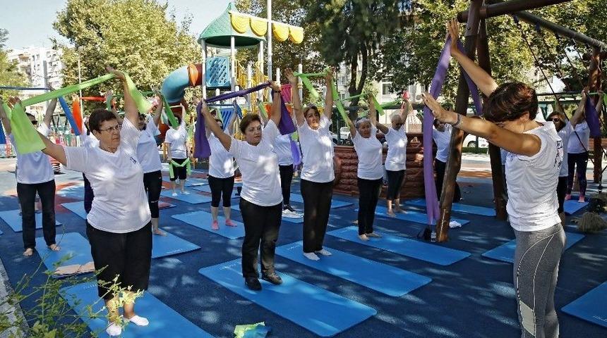 Konak&rsquo;ta Kadınlar G&uuml;ne Parkta Sporla Başlıyorlar