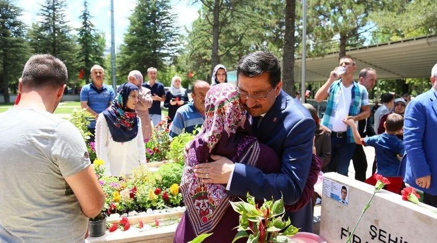 Başkan Ak&rsquo;tan 15 Temmuz Şehitlerine Kabir Ziyareti