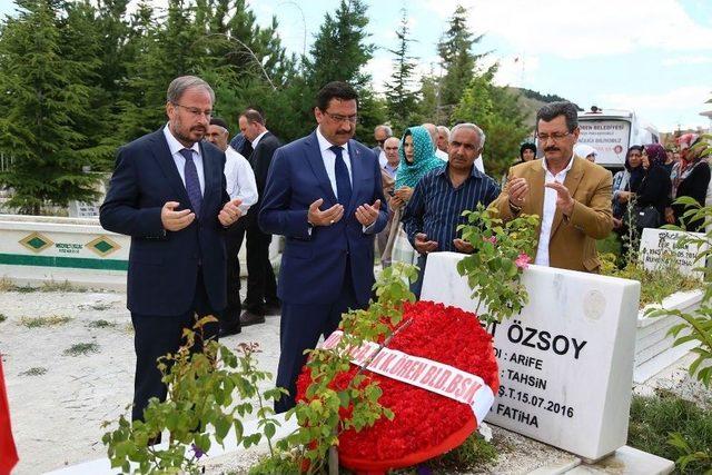 Başkan Ak&rsquo;tan 15 Temmuz Şehitlerine Kabir Ziyareti 1