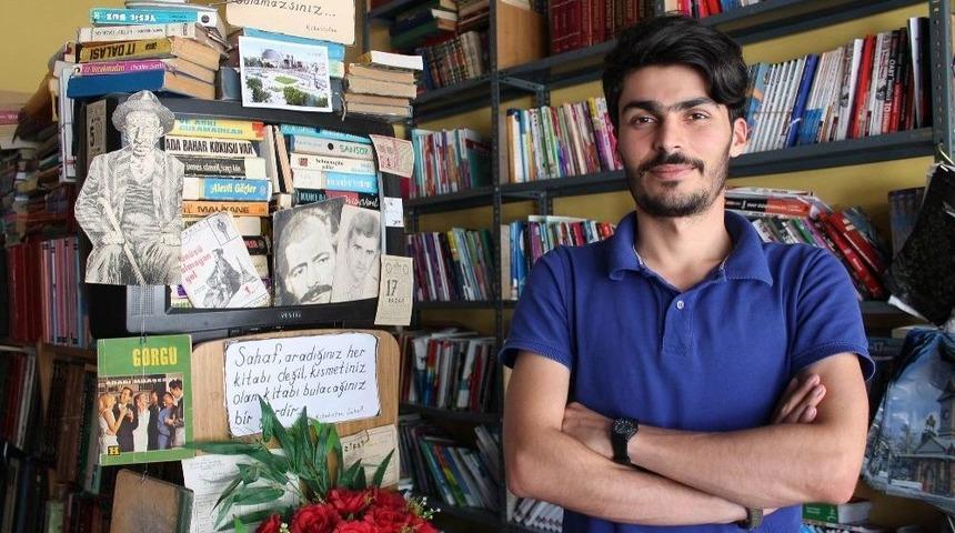 &Ccedil;&ouml;pte Bulduğu Kitap 2 Bin Par&ccedil;alık Koleksiyona D&ouml;n&uuml;şt&uuml;