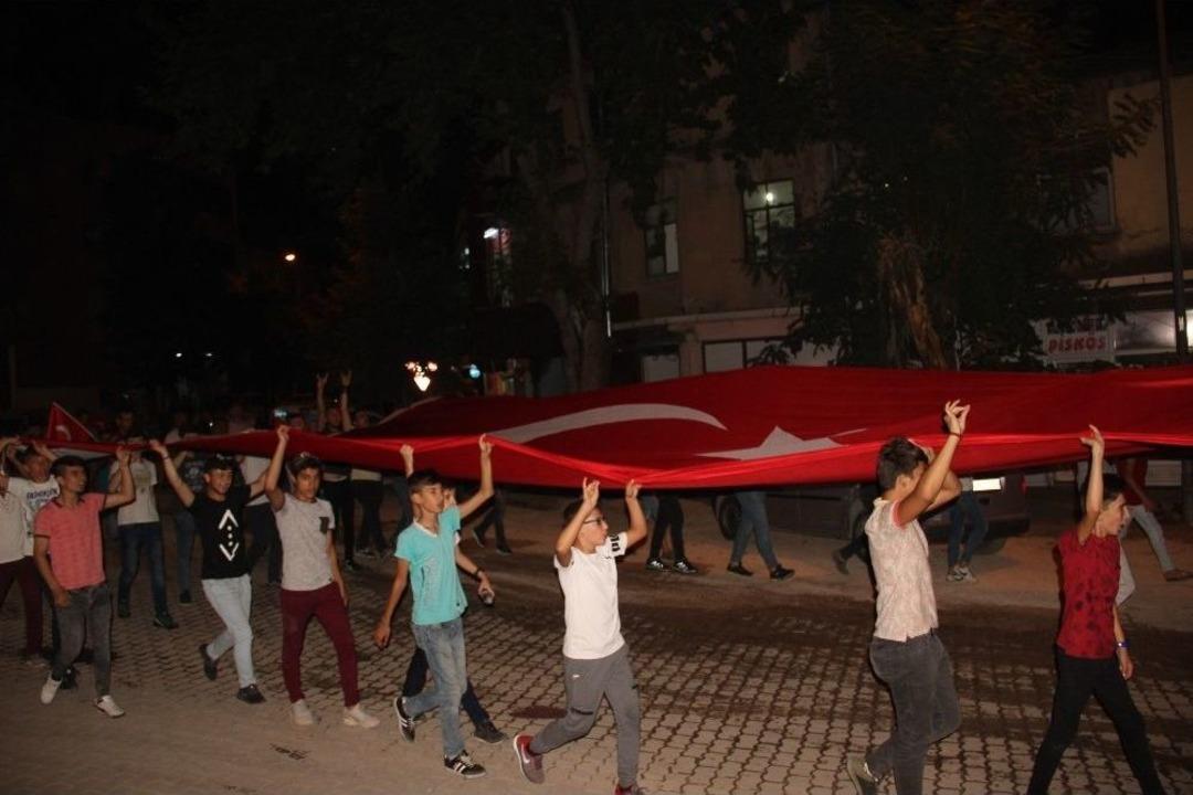 &Ccedil;an&rsquo;da Binlerce Kişi Sokaklardaydı