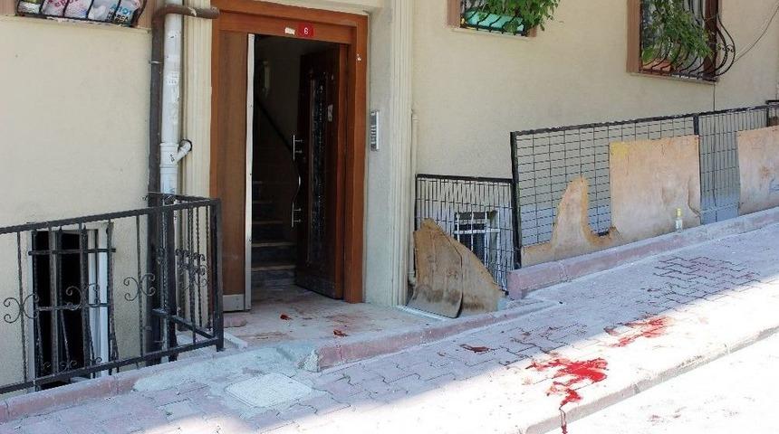 (&ouml;zel) Apartmanda Pusu Kurduğu Eski Karısını 13 Yerinden Bı&ccedil;akladı