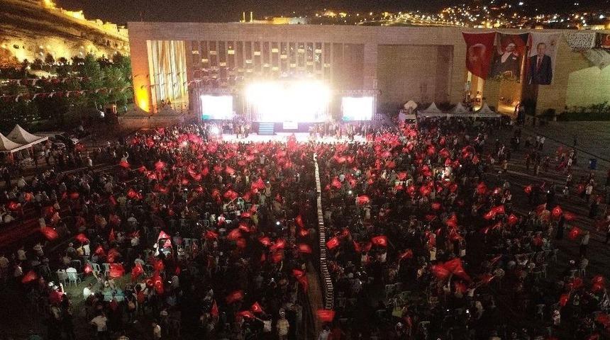 Demirkol 15 Temmuz&rsquo;da Vatandaşlarla Saf Tuttu