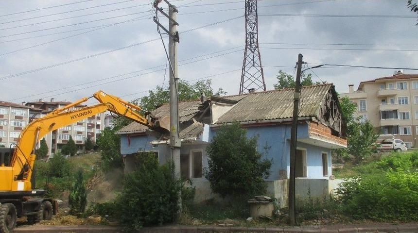 İzmit&rsquo;te 2 Harabe Bina Yıkıldı