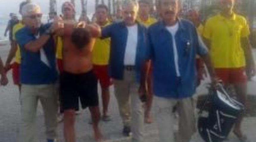 Denize Giren Tatilcinin &Ccedil;antasını &Ccedil;alan Ş&uuml;pheliye Su&ccedil;&uuml;st&uuml;