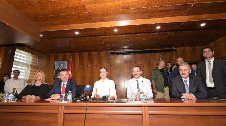 Rekt&ouml;r Hotar, Bakan Pakdemirli&rsquo;nin De Katıldığı T&ouml;rende Bayrağı Devraldı