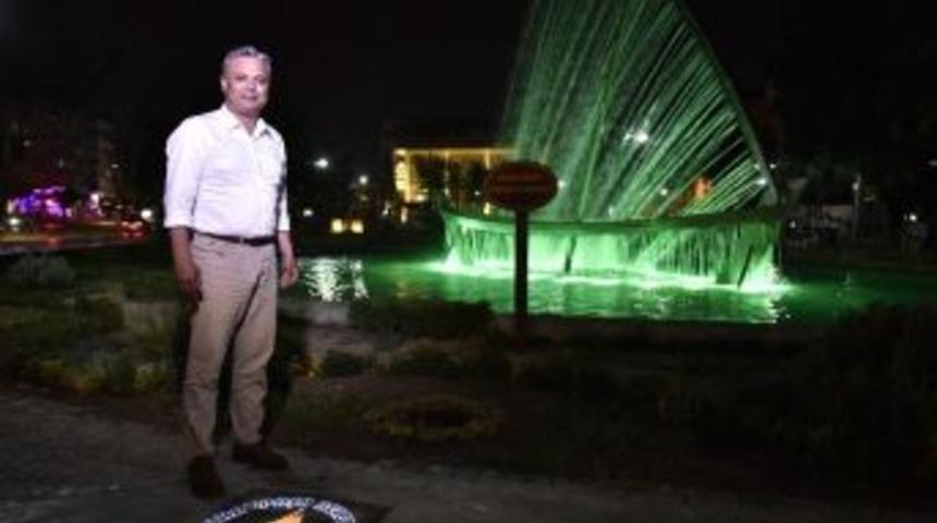 Kaldırımlar G&uuml;neş Enerjisiyle Aydınlanıyor