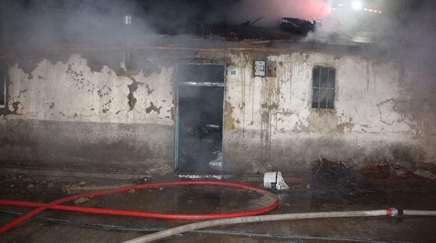 Elazığ&rsquo;da Ev Yangını, Bir Kişi Hastaneye Kaldırıldı