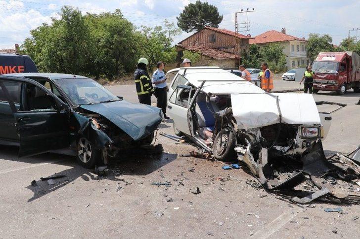 Karabük’te Otomobiller Kafa Kafaya Çarpıştı: 1 Ölü, 7 Yaralı G1