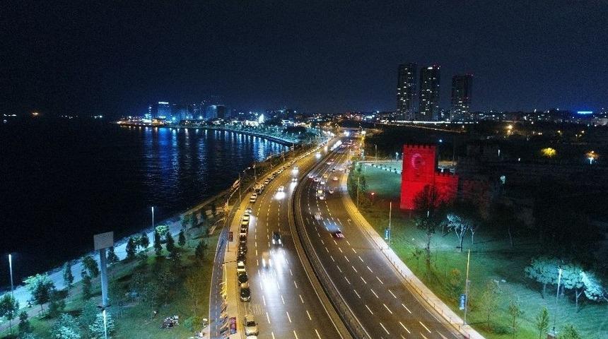 (özel Haber) İstanbul’un Surları Kırmızı Beyaza Büründü