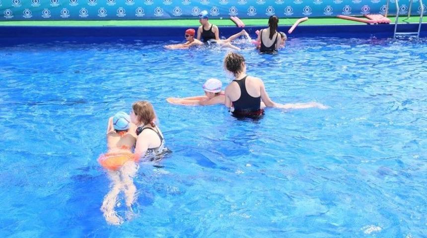 Sultangazili &Ccedil;ocuklar Yazın Tadını Portatif Havuzda &Ccedil;ıkaracak