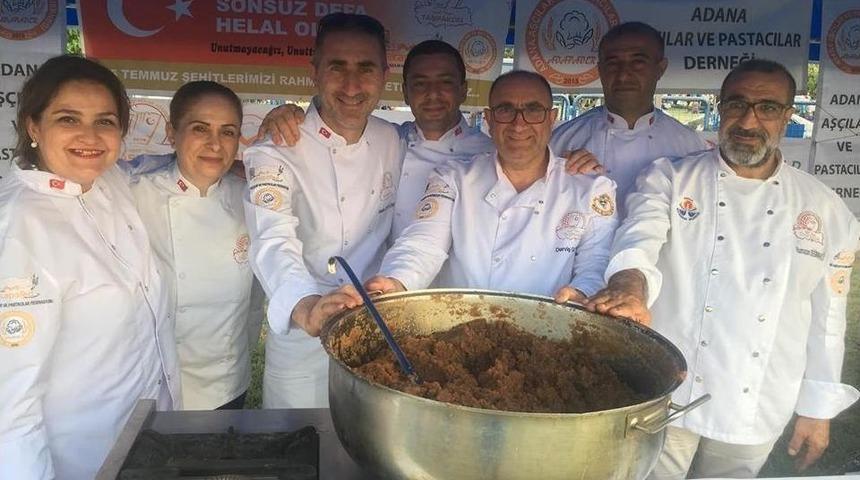 Adanalı Aş&ccedil;ılar Demokrasi N&ouml;betinde Helva Dağıttı