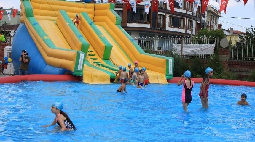 Okullar Tatil Olmasına Rağmen Koşarak Okula Geldiler