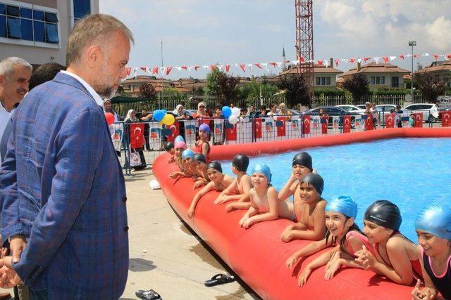 Okullar Tatil Olmasına Rağmen Koşarak Okula Geldiler 1
