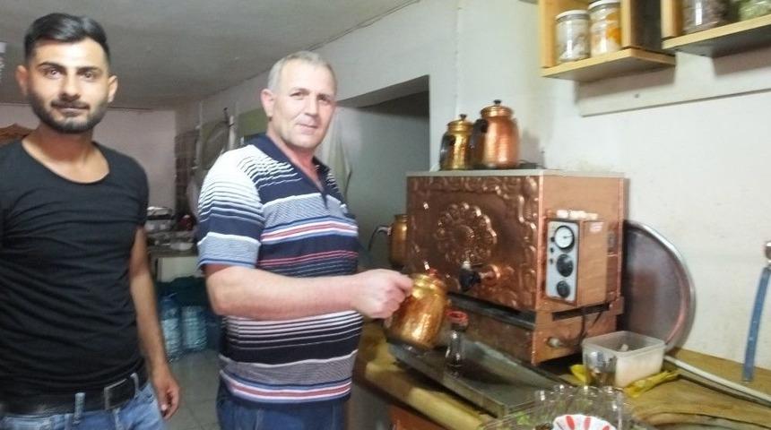 Bu Kahvehaneci &Ccedil;ayı, Limonatayı, Ayranı 50 Kuruşa Satıyor