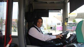 3 Çocuk Annesi, Belediye Otobüsünün Direksiyonuna Geçti