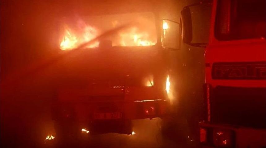Park Halindeki Kamyon Alev Alev Yandı