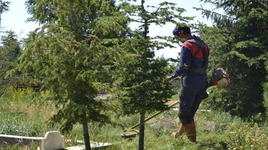 Şuhut&rsquo;ta Kurban Bayramı &Ouml;ncesi Mezarlık Temizliği