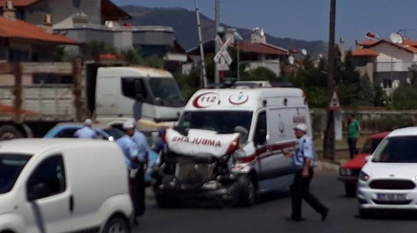 Vakaya Giden 112 Ambulansı Kaza Yaptı 2 Kişi Yaralandı