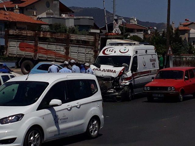 Vakaya Giden 112 Ambulansı Kaza Yaptı 2 Kişi Yaralandı