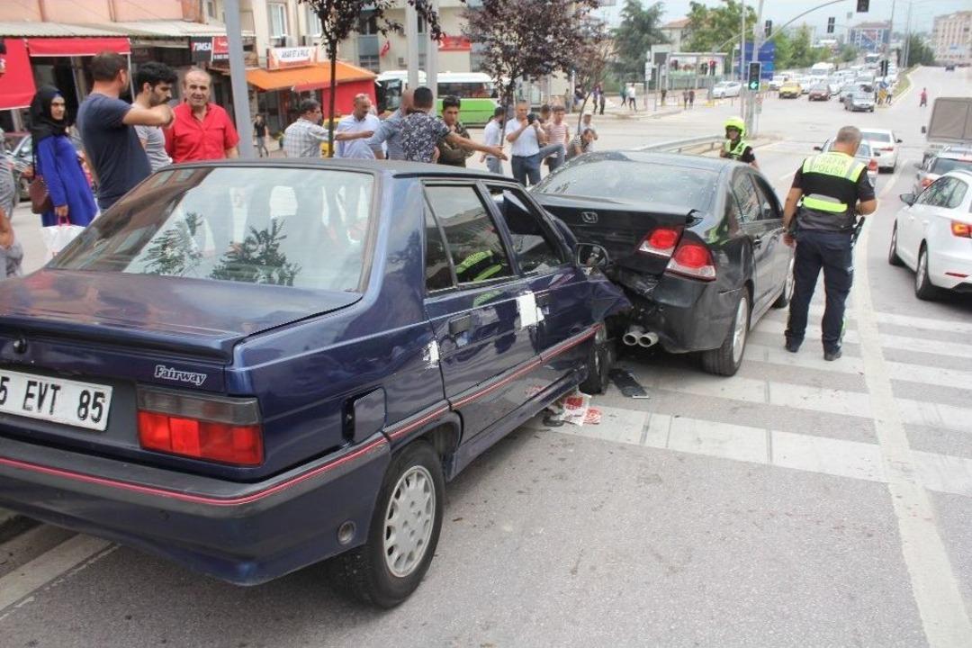 Kocaeli&rsquo;de 3 Ara&ccedil; Birbirine Girdi: 4 Yaralı