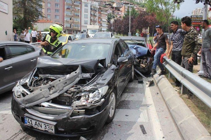 Kocaeli’de 3 Araç Birbirine Girdi: 4 Yaralı G2