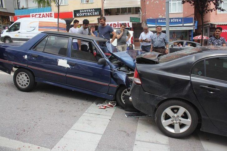 Kocaeli’de 3 Araç Birbirine Girdi: 4 Yaralı G4