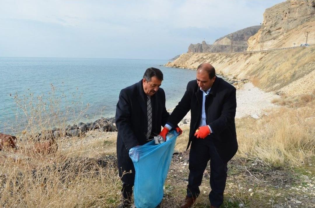 Van G&ouml;l&uuml; Sahilinde Temizlik Kampanyası