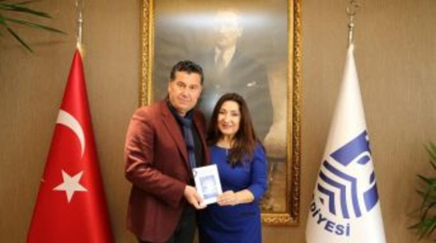 İlk Kitabını Başkan Kocadon&rsquo;a Sundu