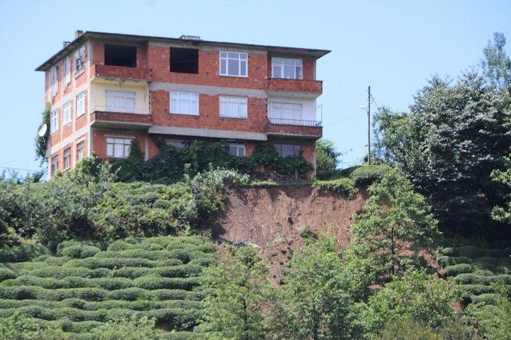 Rize’de Sel Köy Yolunu Ulaşıma Kapattı G1