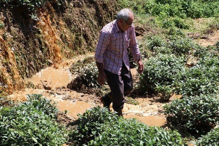 Rize’de Sel Köy Yolunu Ulaşıma Kapattı G3