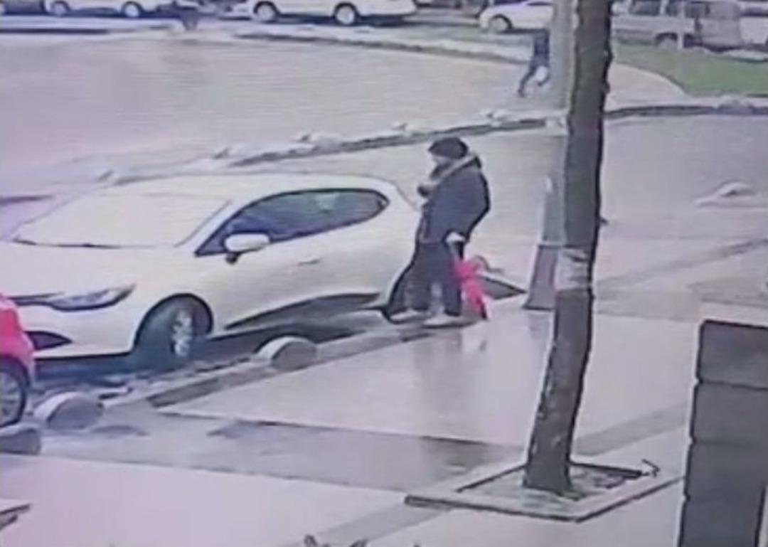 (&ouml;zel) Esenyurt&rsquo;ta "pembe Şemsiyeli Hırsız" Kamerada