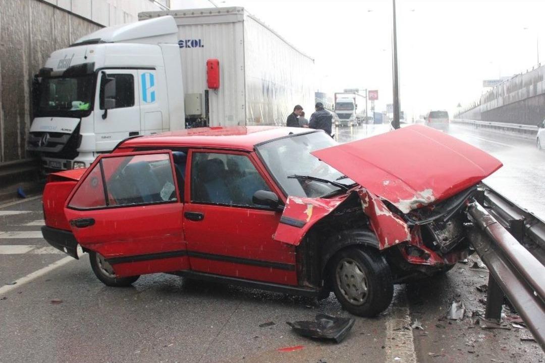 Kocaeli&rsquo;de Kayganlaşan Yolda 4 Ara&ccedil; Birbirine Girdi