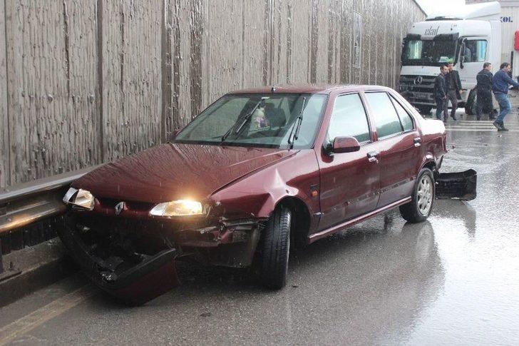 Kocaeli’de Kayganlaşan Yolda 4 Araç Birbirine Girdi G1