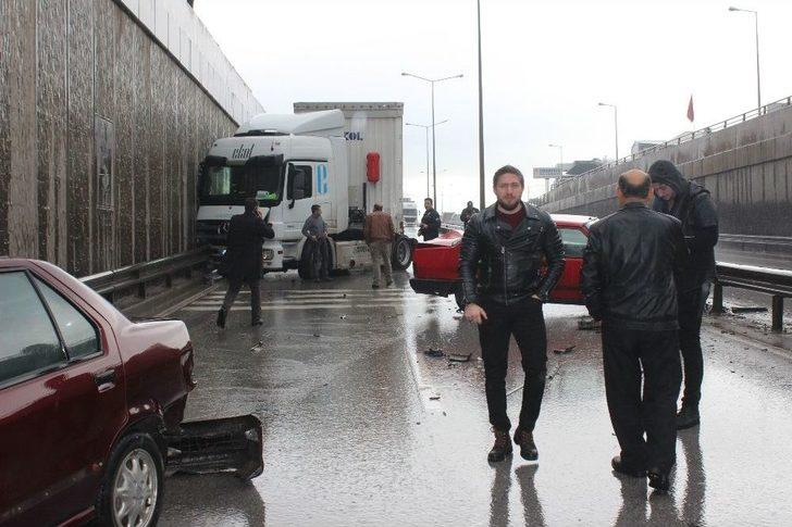 Kocaeli’de Kayganlaşan Yolda 4 Araç Birbirine Girdi G2