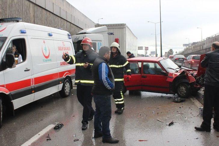 Kocaeli’de Kayganlaşan Yolda 4 Araç Birbirine Girdi G4