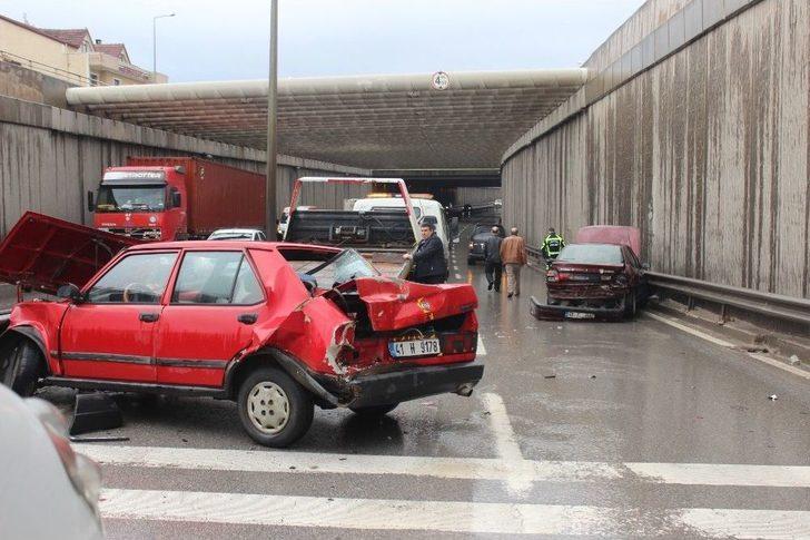 Kocaeli’de Kayganlaşan Yolda 4 Araç Birbirine Girdi G5