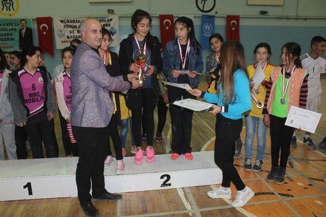 Ağrı’da Yıldız Erkek-kız Voleybol İl Birinciliği Müsabakaları Gerçekleştirildi