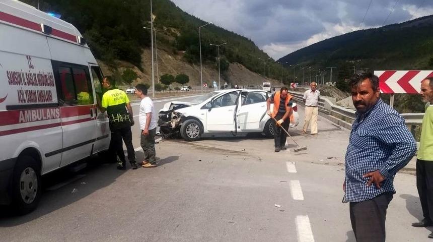 Samsun&rsquo;da Otomobil Bariyere &Ccedil;arptı: 4 Yaralı