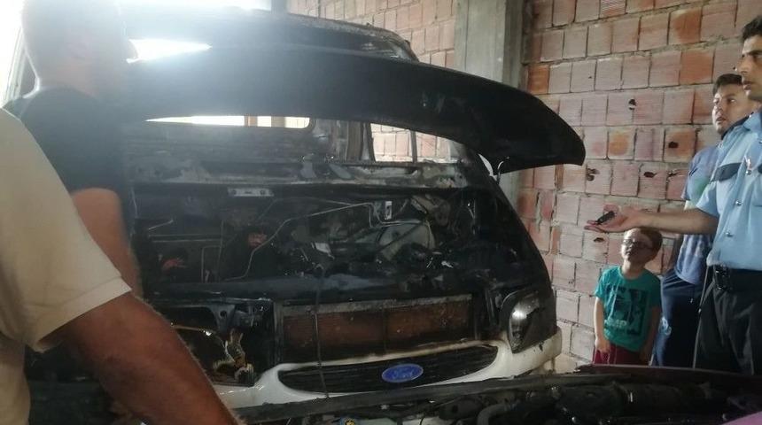 Depoda Park Halinde Bulunan İki Ara&ccedil; Yandı