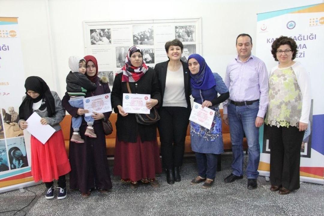T&uuml;rk&ccedil;e &Ouml;ğrenen M&uuml;lteci Kadınların Sertifika Sevinci