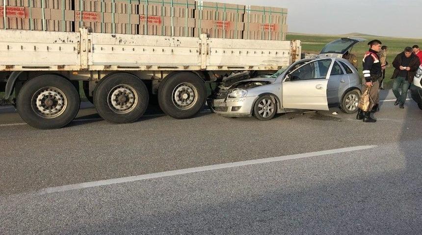 Otomobil Tıra Arkadan &Ccedil;arptı: 2 Yaralı