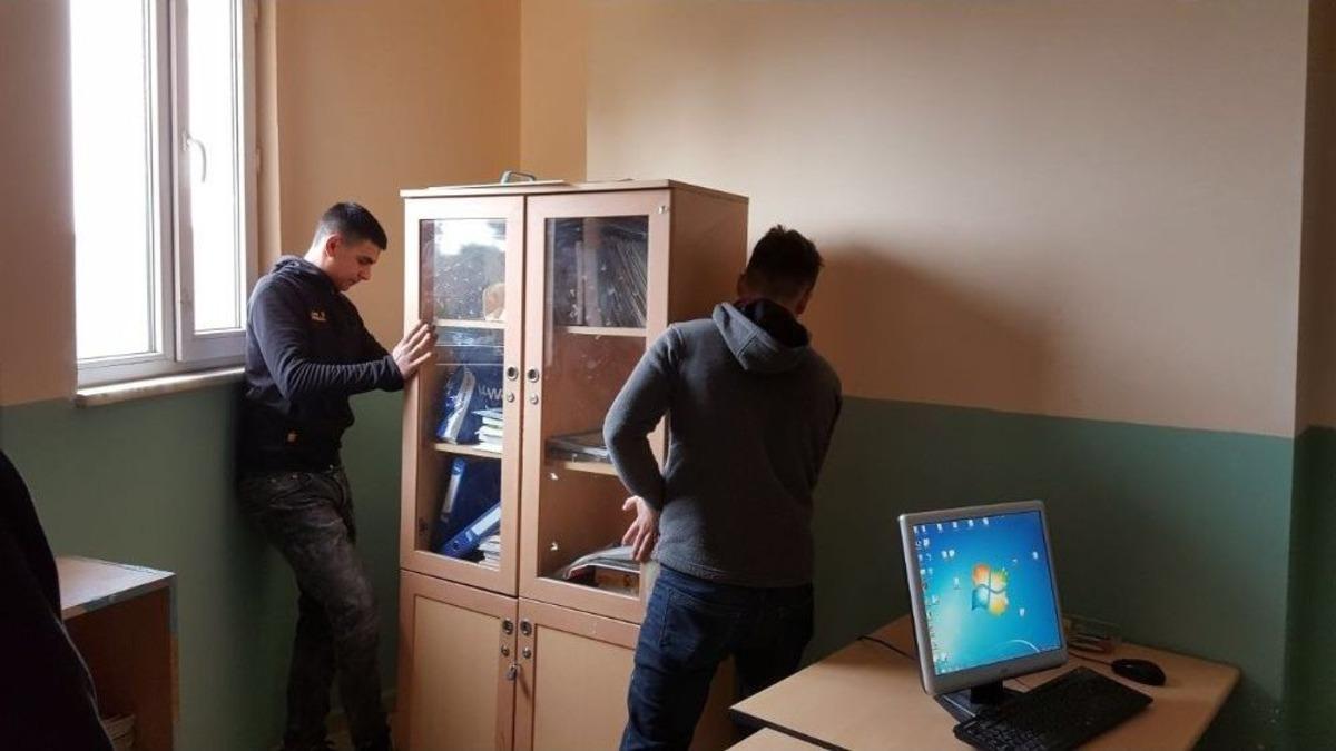 &Ouml;ğrenci Abileri, Kardeşlerinin Okullarını Onarıyor